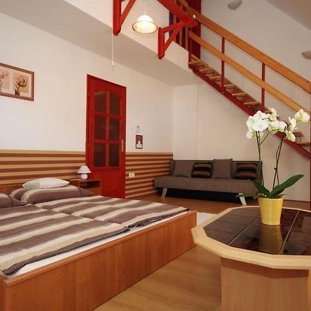 Hellasz Apartman Gyula Bagian luar foto