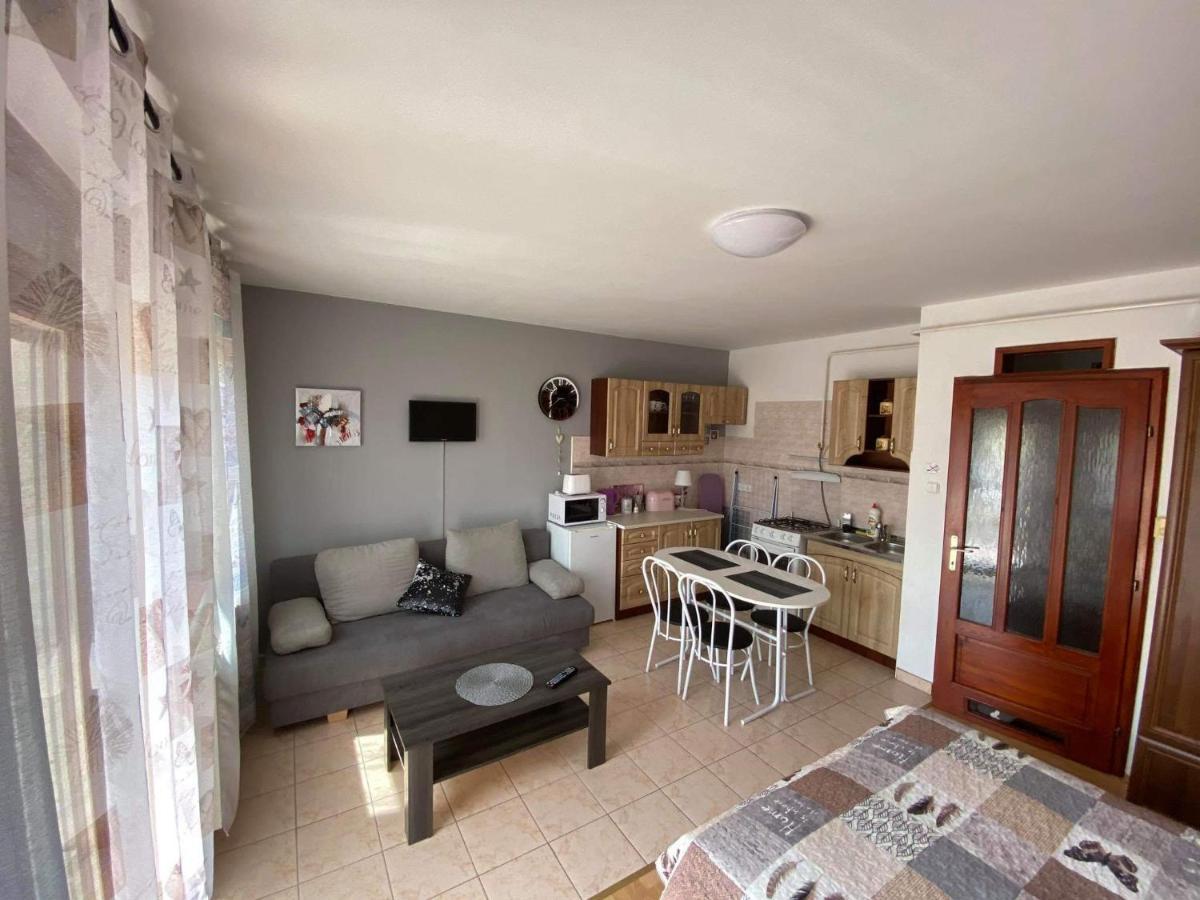 Hellasz Apartman Gyula Bagian luar foto