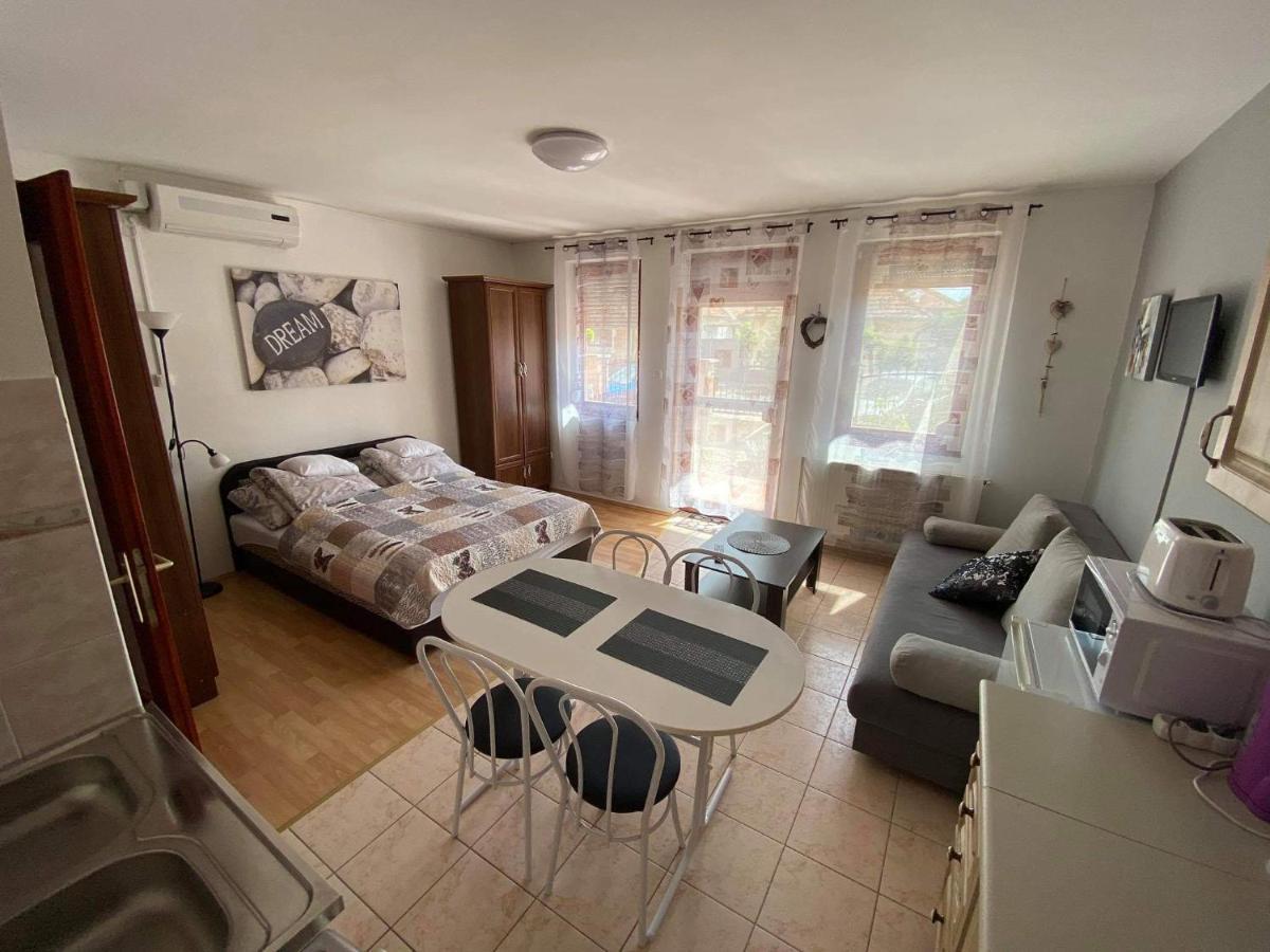 Hellasz Apartman Gyula Bagian luar foto