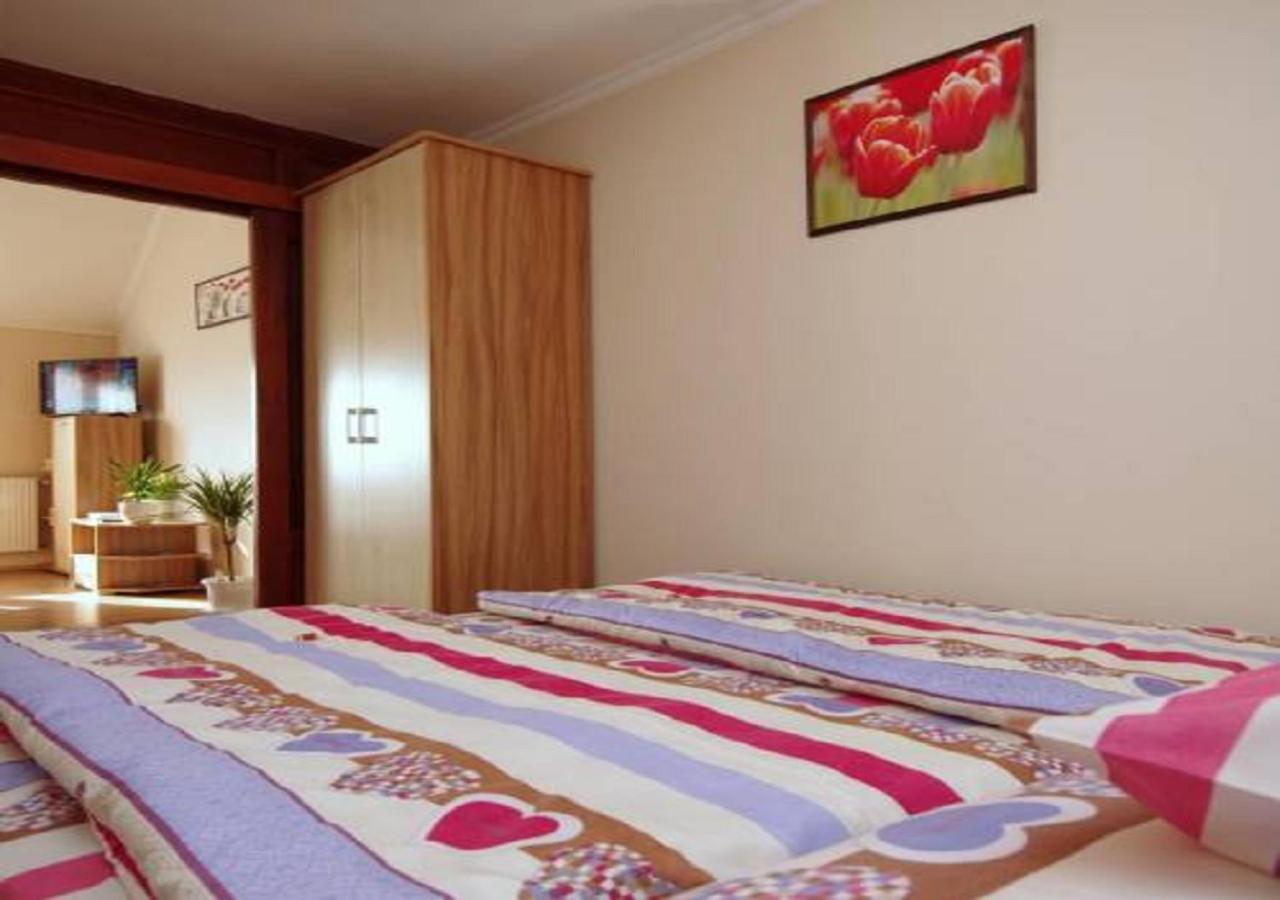 Hellasz Apartman Gyula Bagian luar foto