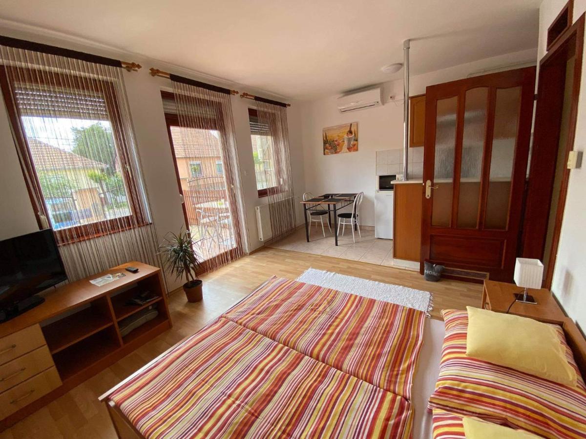 Hellasz Apartman Gyula Bagian luar foto