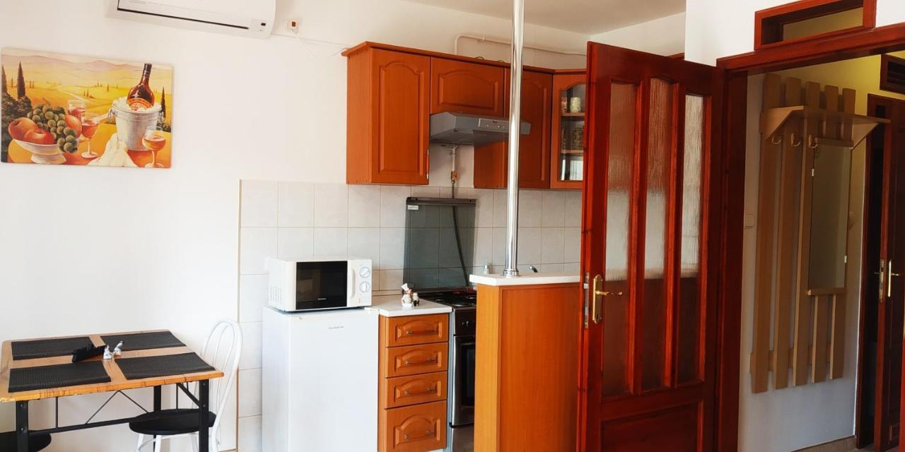 Hellasz Apartman Gyula Bagian luar foto