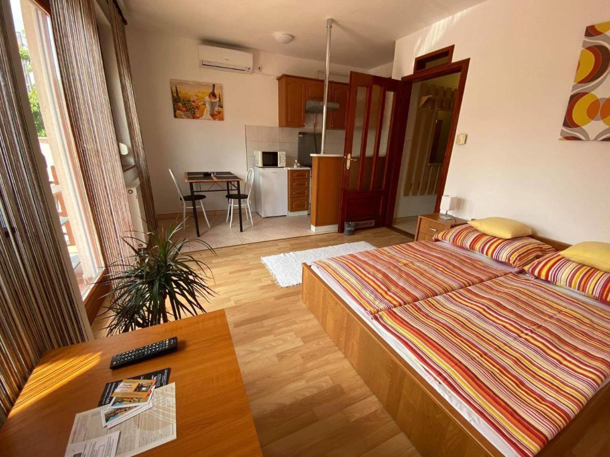 Hellasz Apartman Gyula Bagian luar foto