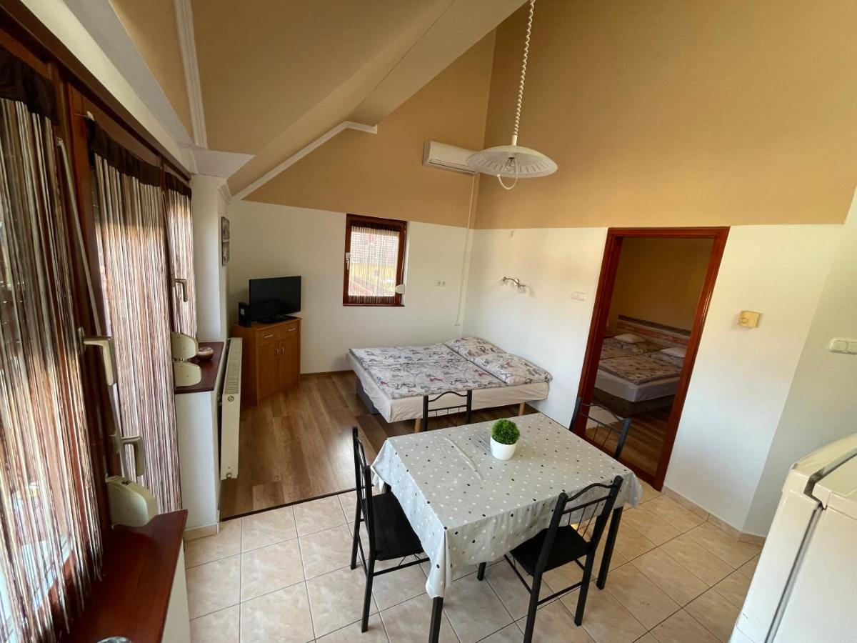 Hellasz Apartman Gyula Bagian luar foto