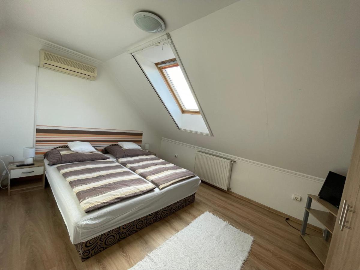 Hellasz Apartman Gyula Bagian luar foto