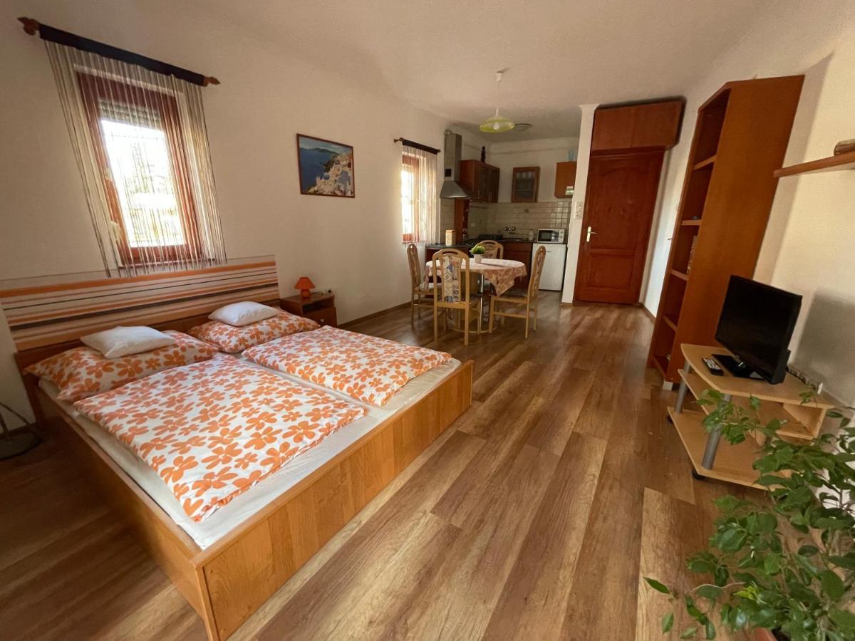 Hellasz Apartman Gyula Bagian luar foto
