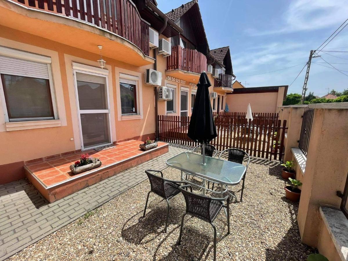 Hellasz Apartman Gyula Bagian luar foto