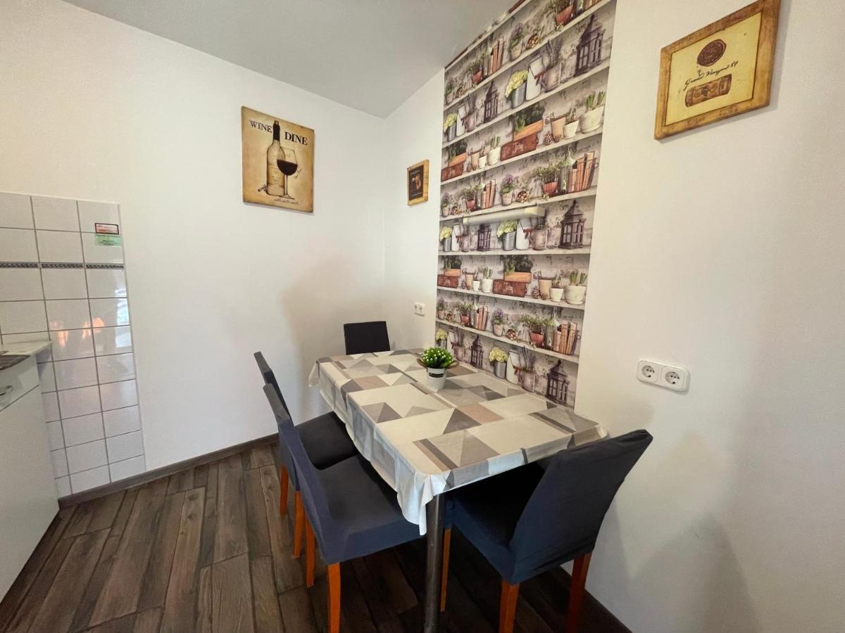 Hellasz Apartman Gyula Bagian luar foto