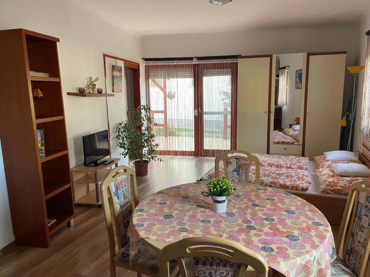 Hellasz Apartman Gyula Bagian luar foto