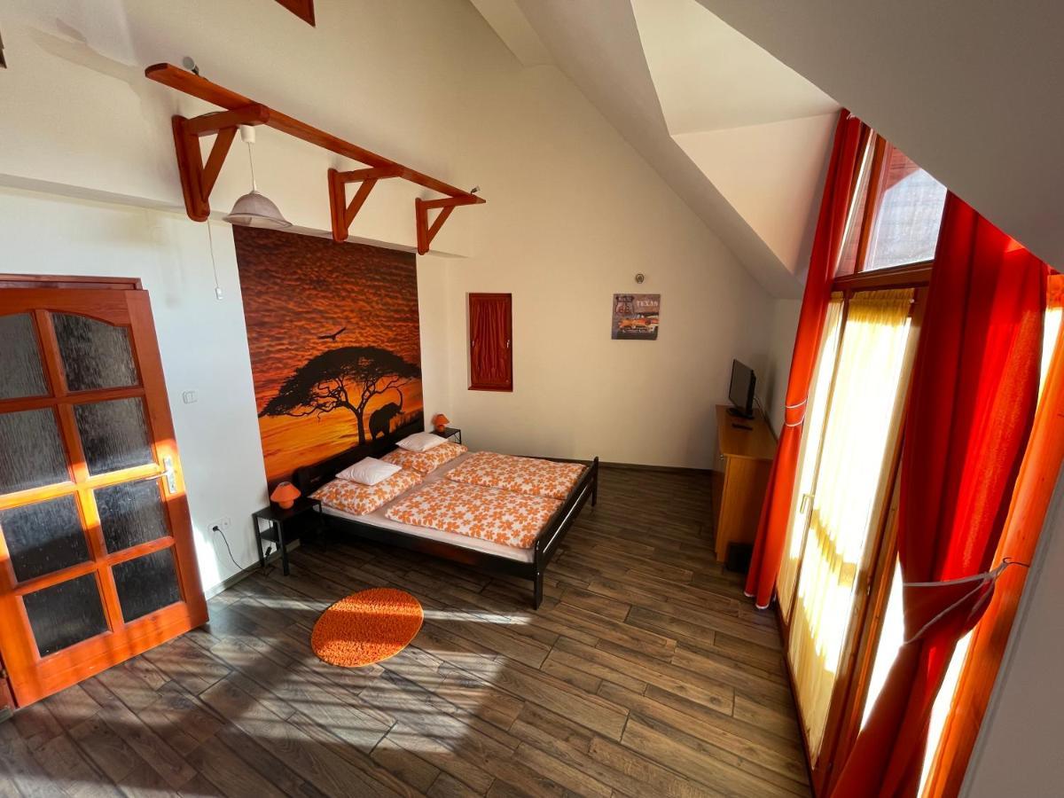 Hellasz Apartman Gyula Bagian luar foto