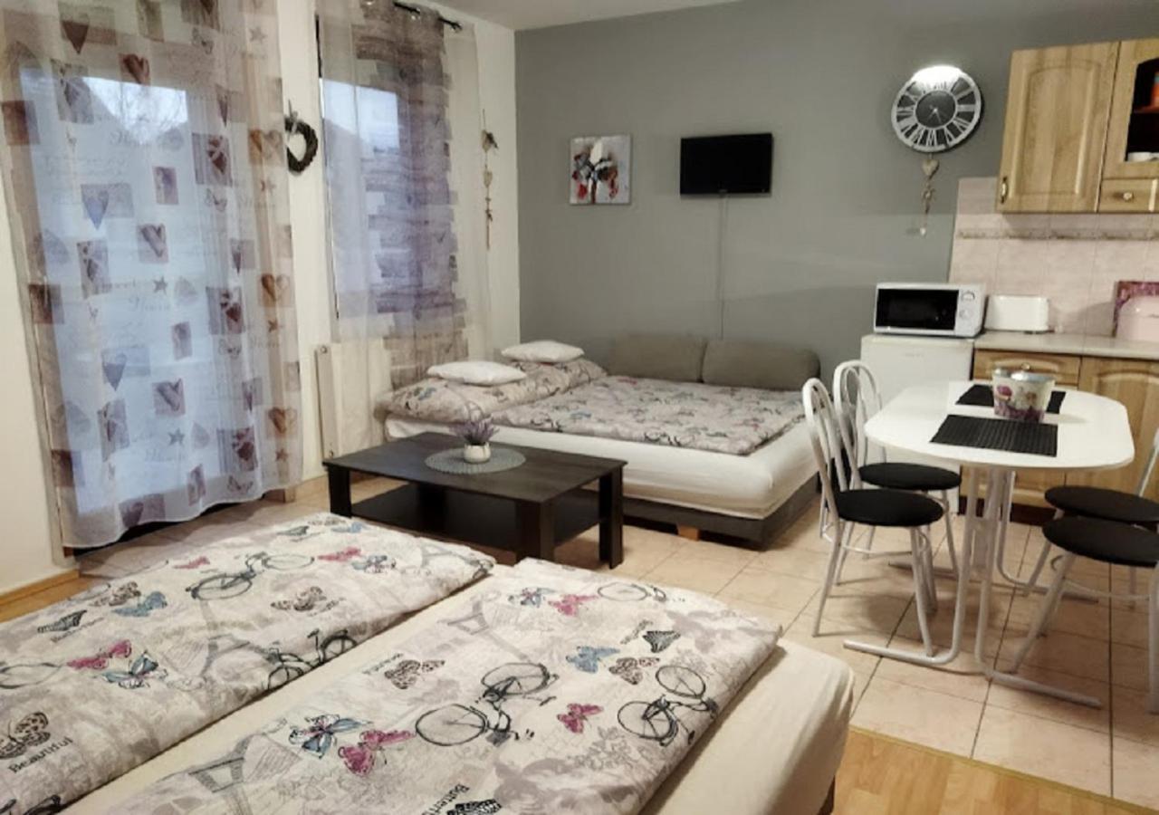 Hellasz Apartman Gyula Bagian luar foto