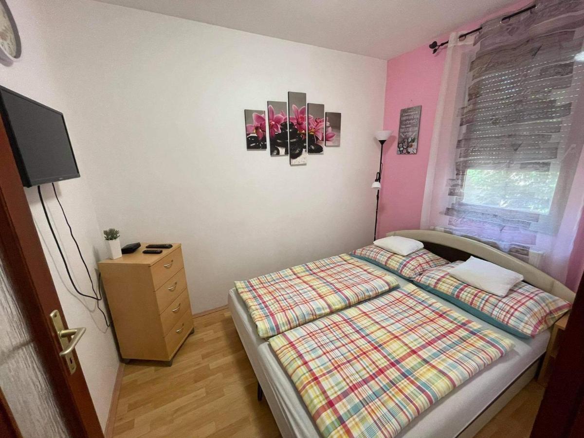 Hellasz Apartman Gyula Bagian luar foto