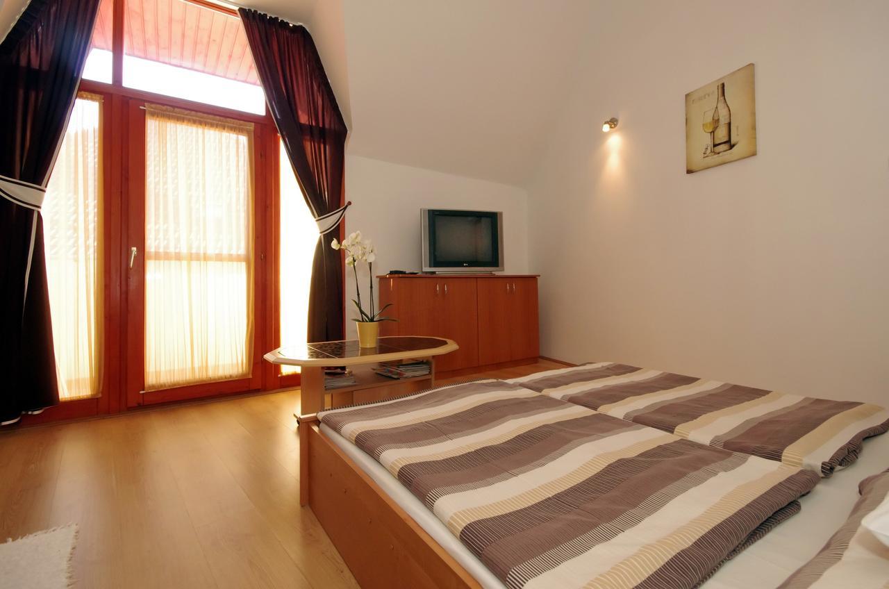 Hellasz Apartman Gyula Bagian luar foto